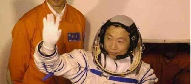 杨利伟在太空时，曾听到敲窗声，17年后才知真相，庆幸躲了过去